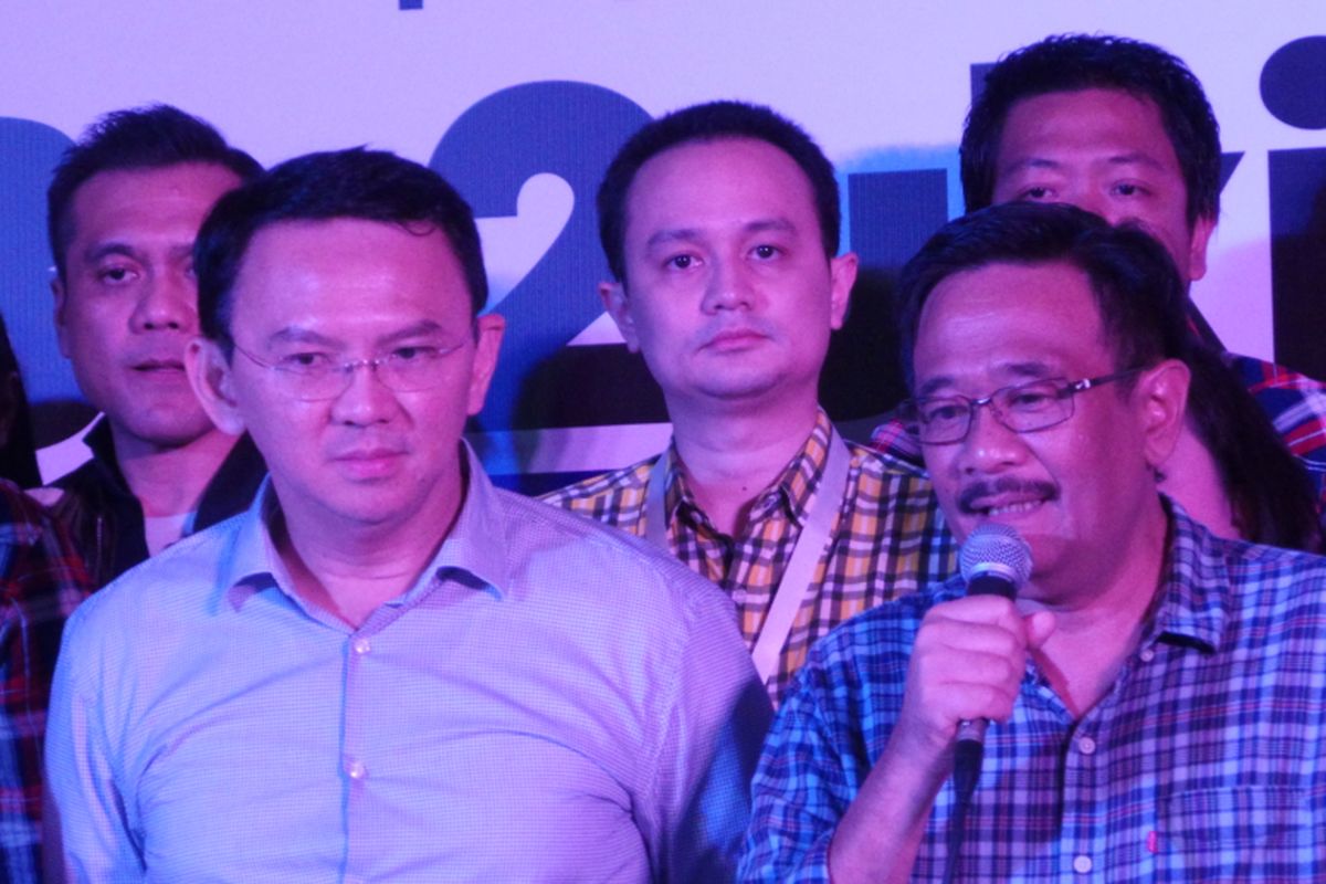 Pasangan calon gubernur-wakil gubernur petahana DKI Jakarta Basuki Tjahaja Purnama atau Ahok dengan Djarot Saiful Hidayat, saat menyampaikan keterangan pers usai menelan kekalahan berdasar hasil quick count sejumlah lembaga survei putaran kedua Pilkada DKI Jakarta 2017, di Hotel Pullman, Jalan MH Thamrin, Jakarta Pusat, Rabu (19/4/2017).