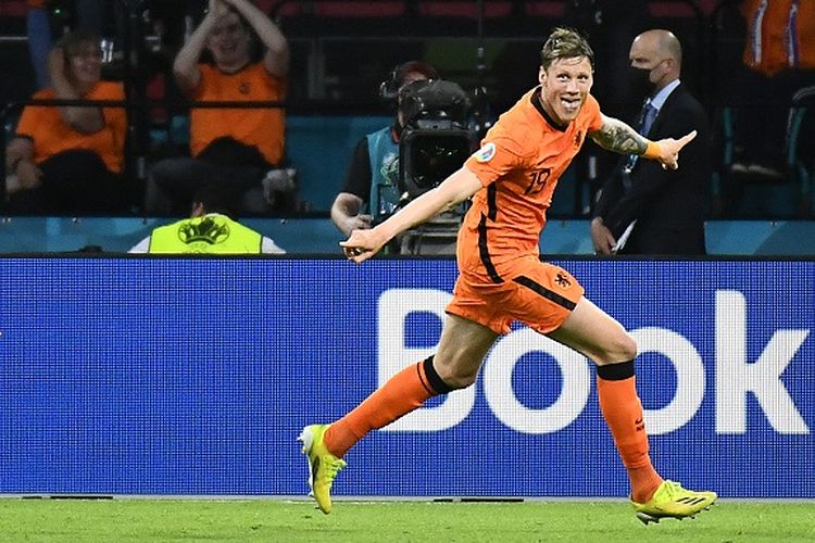 Penyerang Belanda Wout Weghorst (kanan) berselebrasi setelah mencetak gol kedua pada laga Grup C UEFA Euro 2020 antara Belanda vs Ukraina di Johan Cruyff Arena di Amsterdam pada 13 Juni 2021. Weghorst aka bergabung dengan Manchester United dengan status pinjaman dari Burnley sampai akhir musim 2022-2023.