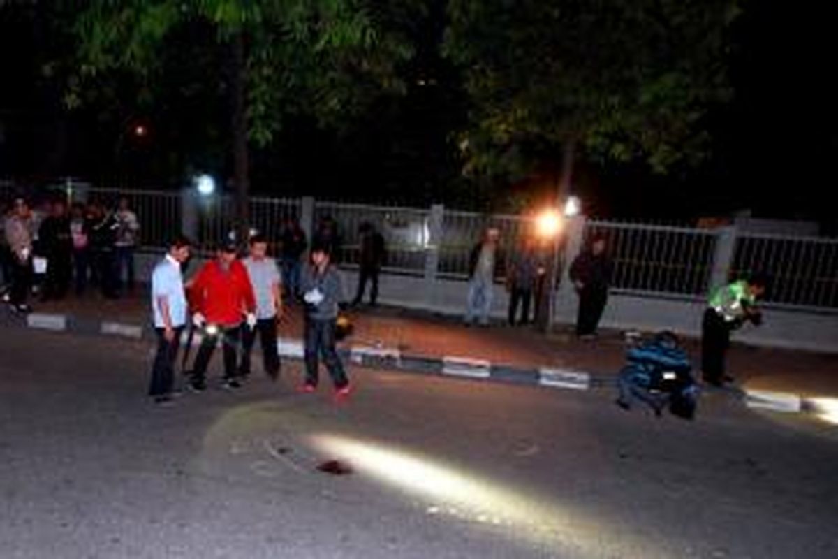 Polisi memeriksa lokasi penembakan Bripka Sukardi di depan Gedung KPK, Jalan Rasuna Said, Jakarta Selatan, Selasa (10/9/2013) malam.