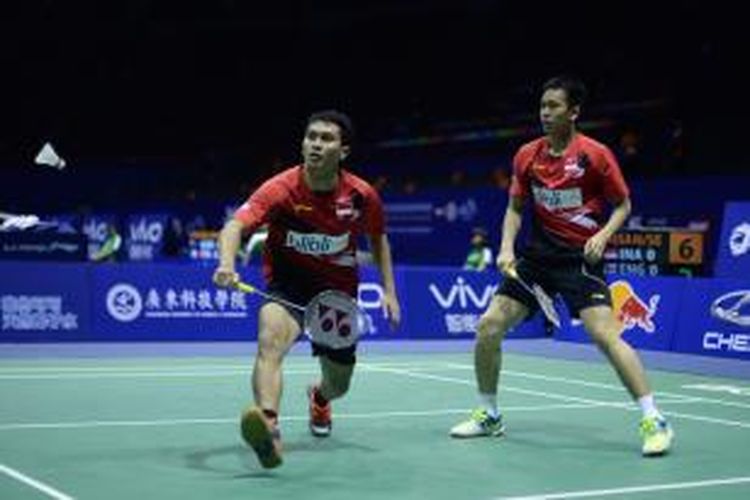 Pasangan ganda putra Indonesia, Mohammad Ahsan (kiri)/Hendra Setiawan, mengembalikan kok dari pasangan ganda Inggris, Andrew Ellis/Peter Mills pada laga babak penyisihan grup Piala Sudirman di Dongguan, Tiongkok, Selasa (11/5/2015).