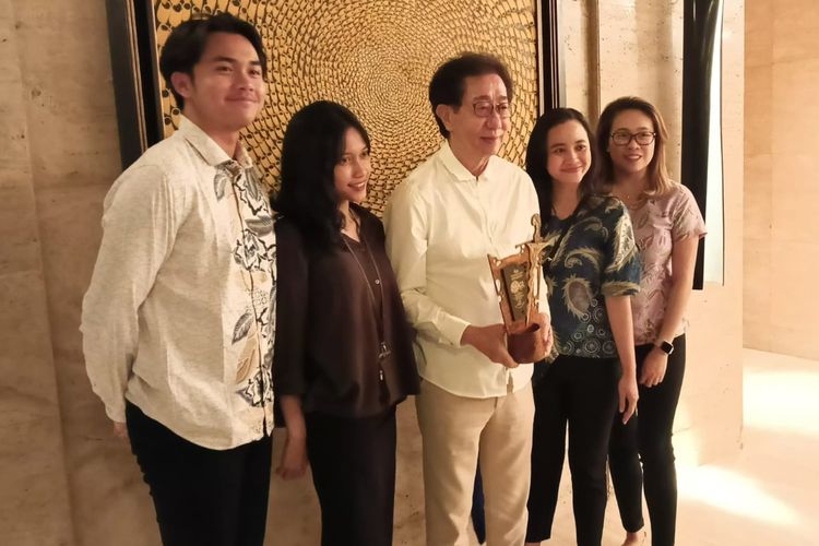 Irwan Hidayat bersama jajaran staff Sido Muncul usai menerima penghargaan. 