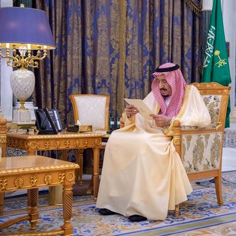 Raja Saudi, Salman bin Abdelaziz sedang membaca dokumen di Istana, Riyadh, Arab Saudi. 8 Maret 2020.