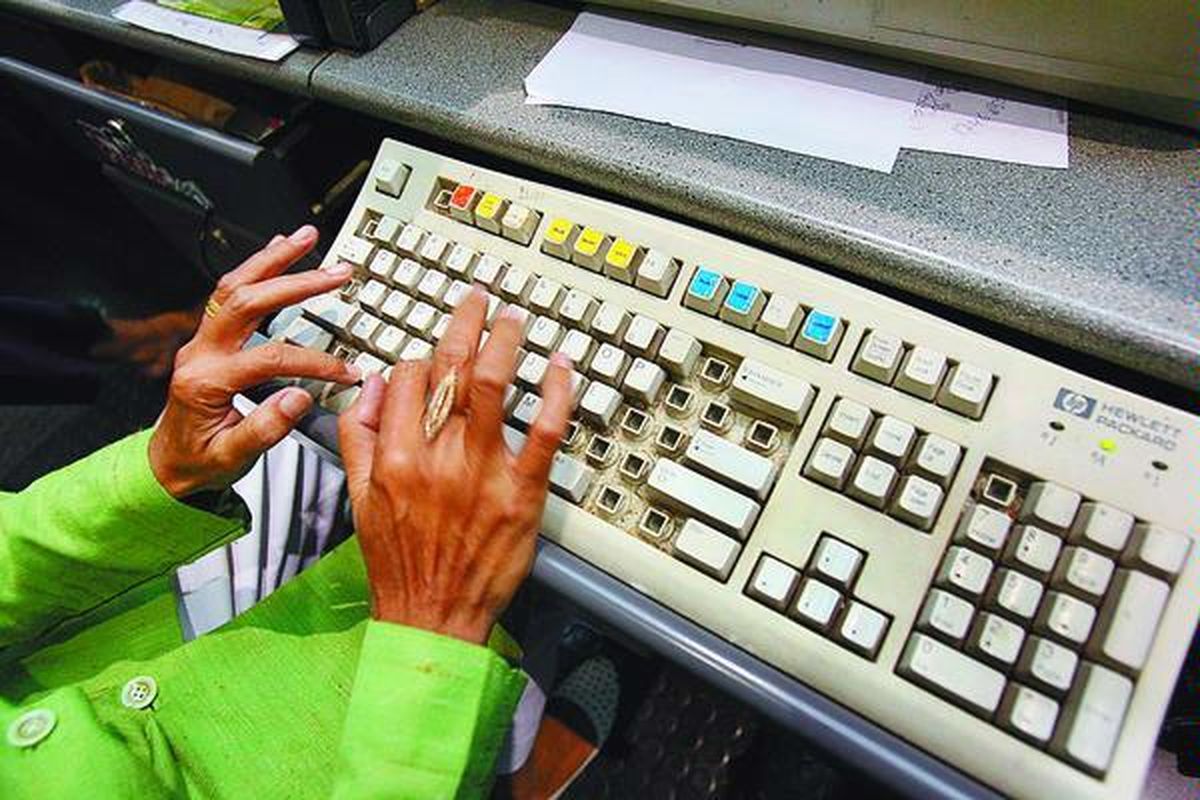 Seorang pialang saham di Bursa Efek Indonesia, Jakarta, melepas beberapa tombol di keyboard komputer untuk meminimalisasi kesalahan saat perdagangan saham.