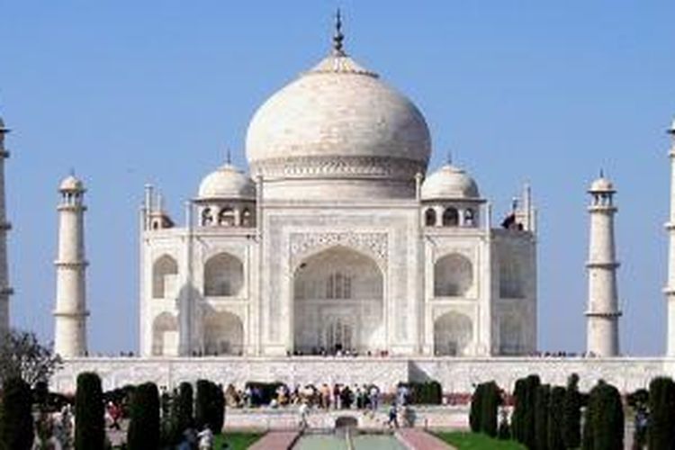 Taj Mahal adalah sebuah kompleks bangunan dan taman yang ada pada lahan seluas 22,4 hektar. Di dalamnya terdapat air mancur, makam, dan juga kolam yang memanjang. 