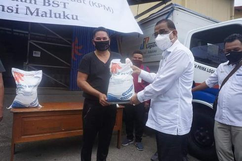 Pemkot Ambon Mulai Salurkan Bansos PPKM, Warga Terdampak Terima 10 Kg Beras