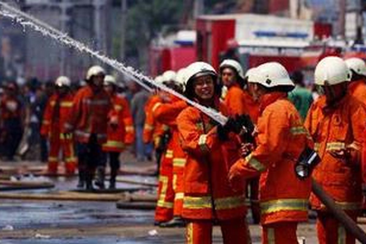 Petugas berusaha memadamkan api yang membakar pusat perbelanjaan Ramayana di Pasar Kebayoran Lama, Jakarta Selatan, Jumat (2/4/2010). Sebanyak 42 unit kendaraan pemadam dikerahkan untuk menjinakkan api yang terlihat sejak pukul 07.30.