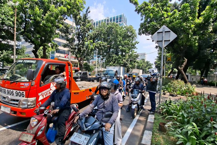 Ada Galian Pembetonan di Jalan Kebon Sirih Jakpus, Macet hingga Gedung BI