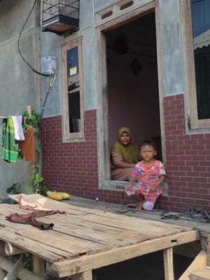 Warga Dukuh Mondoliko nampak beraktivitas di kompleks rumah baru mereka di Desa Dombo, Kecamatan Sayung, Kabupaten Demak, Jumat (7/6/2024). (KOMPAS.COM/NUR ZAIDI).