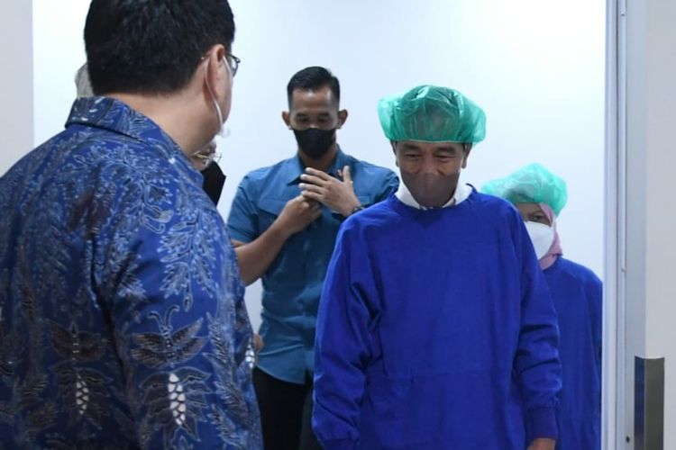 Presiden Joko Widodo saat menjenguk cucu kelimanya yang baru lahir di Rumah Sakit Pondok Indah, Jakarta Selatan, Kamis (25/8/2022). Cucu kelima yang berjenis kelamin laki-laki itu merupakan anak ketiga dari pasangan Kahiyang Ayu dan Bobby Nasution.