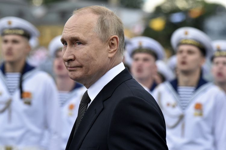 Presiden Rusia Vladimir Putin saat meninjau pasukan Angkatan Laut di parade untuk merayakan Russian Navy Day di St Petersburg, Minggu (31/7/2022).