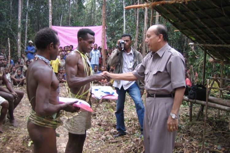 Dokter Tigor Silaban saat mengunjungi masyarakat di salah satu daerah pedalaman di Papua.