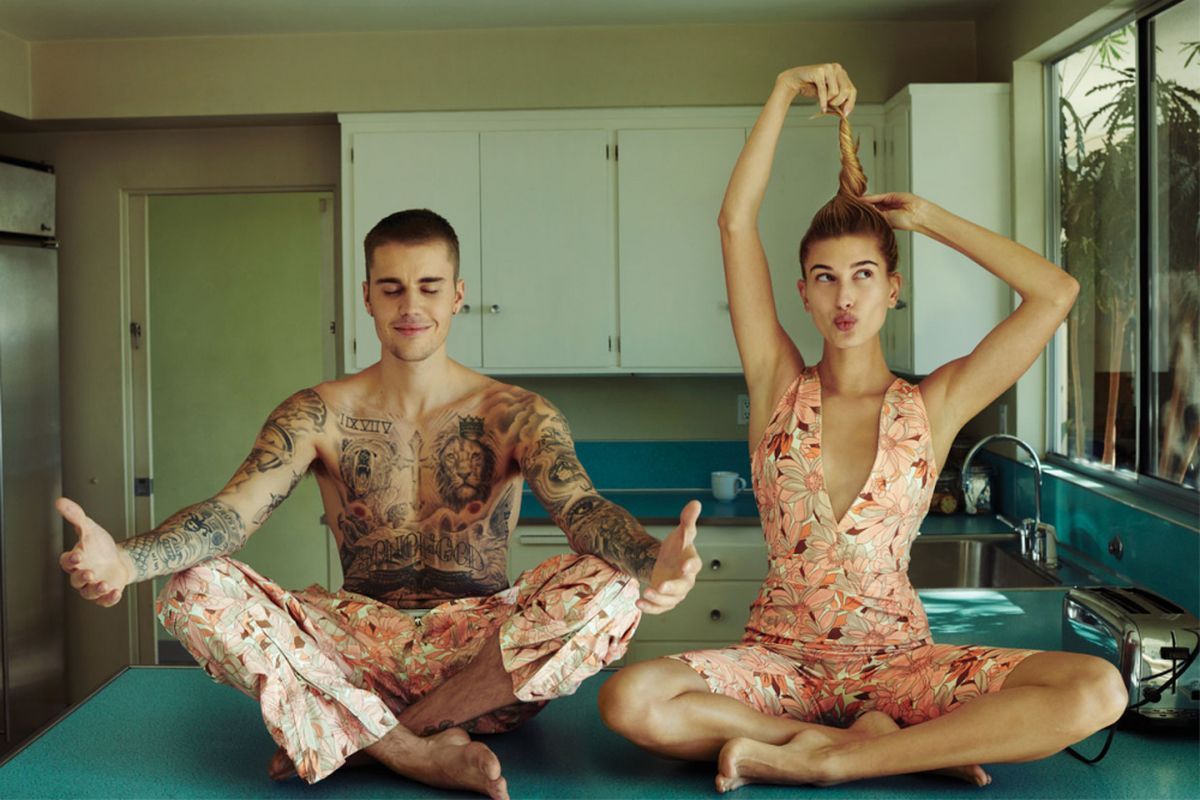 Justin dan Hailey Bieber berpose dalam majalah Vouge edisi 7 Februari 2019.