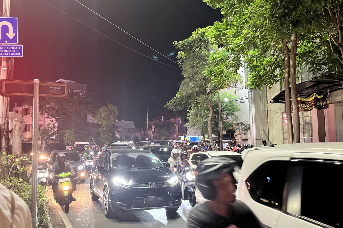 kondisi kepadatan Jalan Genteng Kali akibat pengalihan arus dari adanya Karnaval Budaya, Jumat (9/5/2025)