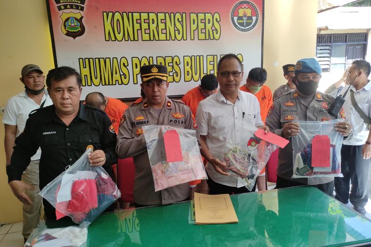 Polisi menunjukkan barang bukti kasus perampokan di Kantor Balai Teknik Pantai, di Desa Musi, Kecamatan Gerokgak, Kabupaten Buleleng, Bali, Rabu (20/7/2022).