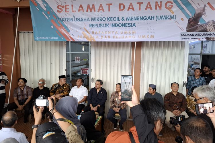 Menteri UMKM Minta Pemilik Toko Mama Khas Banjar Tetap Semangat Rintis Bisnis