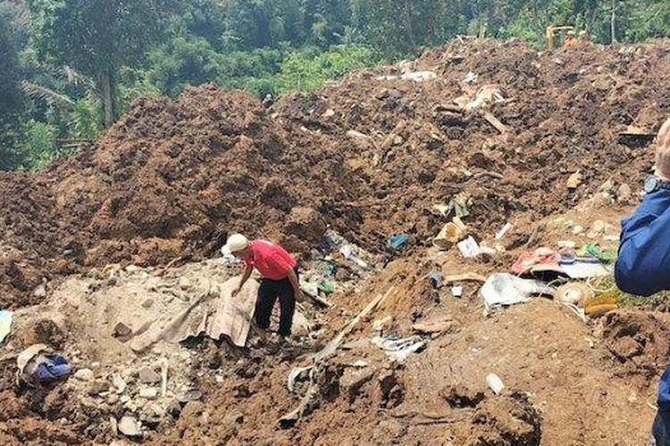 Upaya Solihin (55) mencari sang istri yang turut menjadi korban gempa Cianjur, Jawa Barat di lokasi longsor di Desa Cijedil, Cugenang, Cianjur, Jawa Barat, Senin (28/11/2022). 