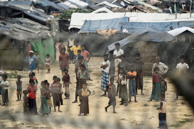 Pengungsi Rohingya berkumpul di dekat tenda-tenda yang didirikan di tanah tak bertuan di dekat perbatasan Myanmar di distrik Maungdaw, negara bagian Rakhine.