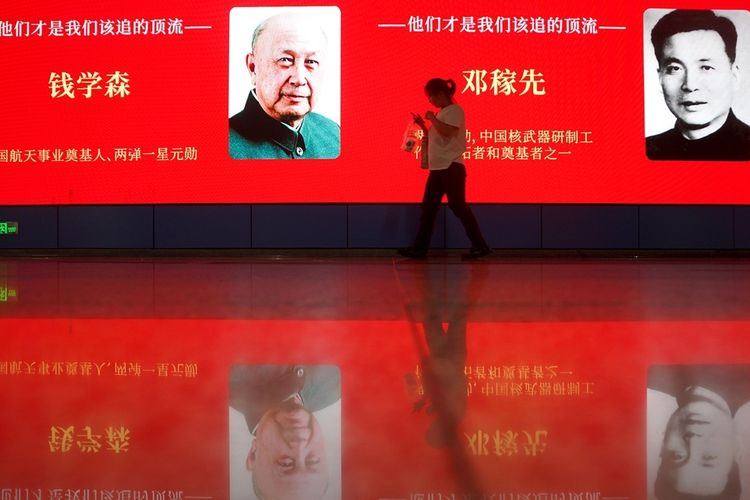 Wajah Ilmuwan Menghiasi Papan Reklame dan Stasiun di China, Ada Apa?