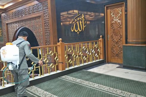 Cegah Virus Corona, Masjid Agung Al-Barkah di Bekasi Disemprot Disinfektan 