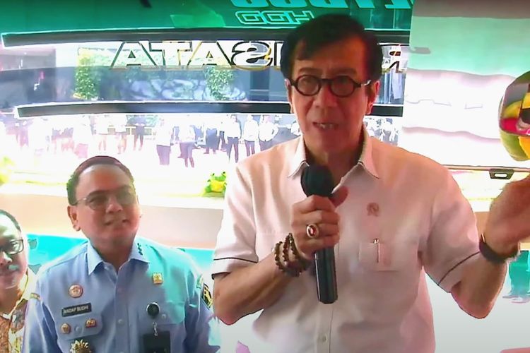 Menteri Hukum dan Hak Asasi Manusia (Menkumham) M, Yasonna H. Laoly saat berada di dalam bus yang mengangkut pegawai Kementerian Hukum dan HAM (Kemenkumham) mengikuti Mudik Bareng Kemenkumkam, Selasa (18/4/2023).