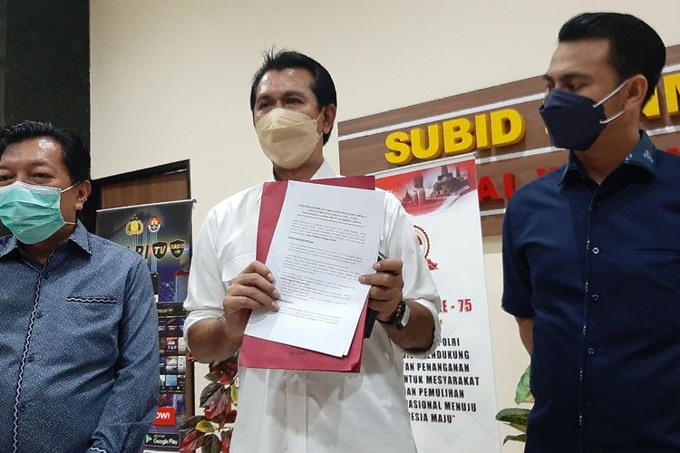 Sekretaris DPD Partai Gerindra Jateng, Sriyanto Saputro beserta tim advokasinya datang ke Sentra Pelayanan Kepolisian Terpadu (SPKT) Polda Jateng pada Senin (6/12/2021) siang.