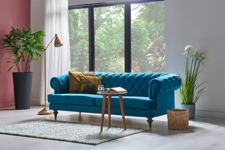 Ilustrasi sofa warna biru di ruang tamu. 