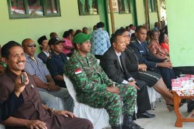 Dandim 1618 TTU Letkol Arm Eusebio Hornai Rebelo (Loreng) duduk mendampingi sejumlah pejabat Timor Leste saat menghadiri upacara HUT ke-68 di Kefamenanu, Kabupaten Timor Tengah Utara (TTU), Nusa Tenggara Timur, Sabtu (5/10/2013)