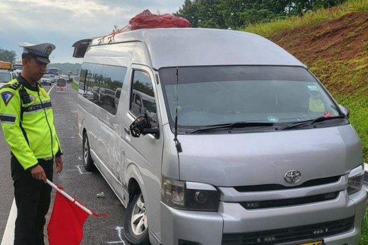 Petugas mengamati kendaraan yang terlibat kecelakaan di Tol Cipali, Senin (15/4/2024). Seorang tewas dalam kecelakaan beruntun yang melibatkan tiga mobil ini.