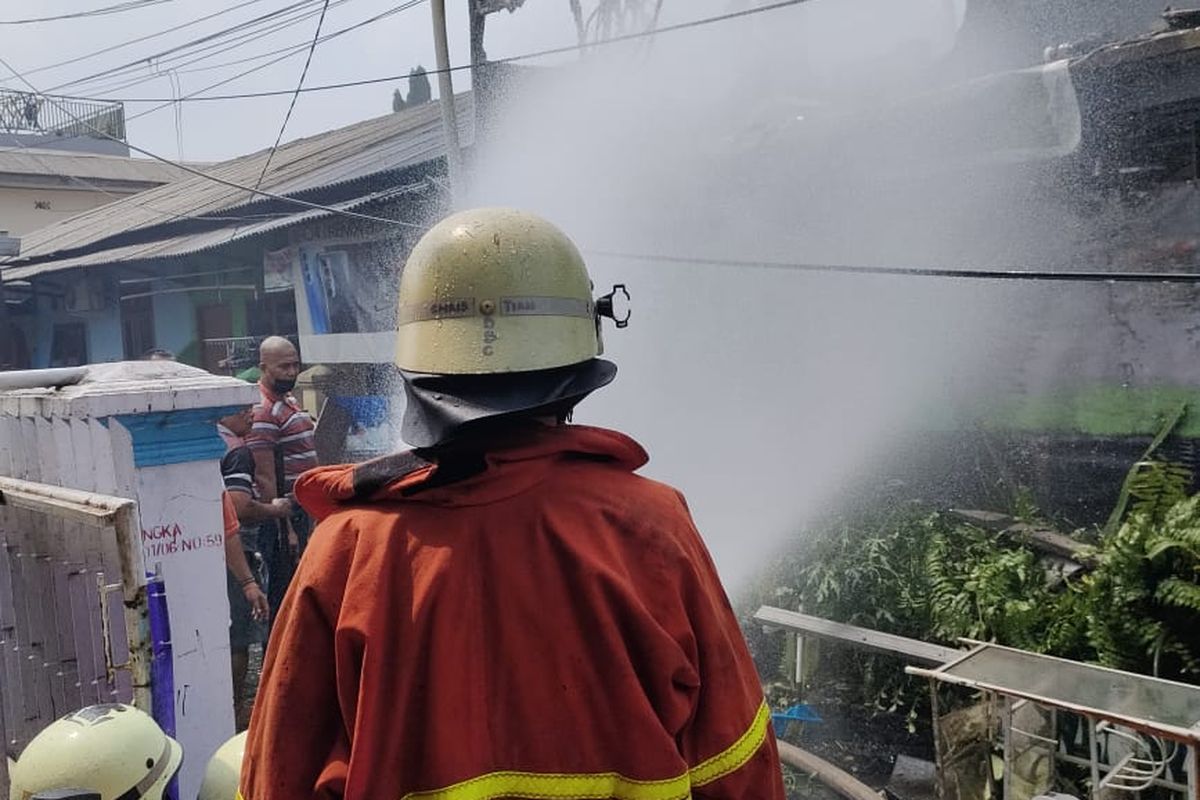 Rumah dua lantai di Jalan Dahlia RT 08 RW 05 Kelurahan Kelapa Dua Wetan, Kecamatan Ciracas, Jakarta Timur, hangus terbakar pada Selasa (1/6/2021) siang.