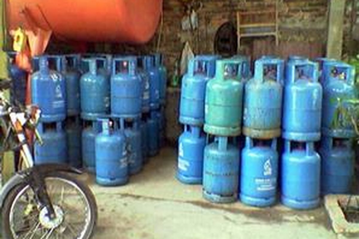 Stok gas elpiji 12 kg masih rapi tersusun di agen gas Jl. Bekasi Timur IV, Jakarta Timur, Selasa (26/8). Pembelian gas 3 kg melonjak setelah kenaikan harga gas elpiji 12 kg.