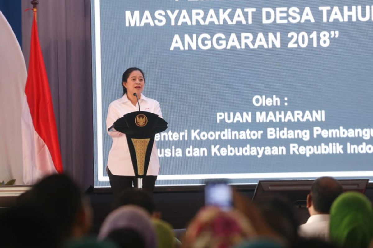 Menko PMK Puan Maharani saat menghadiri rapat koordinasi Pengendalian Program Pembangunan dan Pemberdayaan Masyarakat Desa di aula pertemuan Kantor Bupati Deli Serdang, Medan, Senin (8/10/2018). 