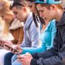 Orang Indonesia Paling Lama Main HP Sedunia, Doyan Nonton TikTok, Reels, dkk