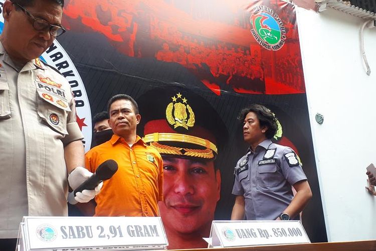 Ketua Front Pemuda Muslim Maluku (FPMM) Umar Kei (baju oranye) dalam konferensi pers di Polda Metro Jaya, Jakarta Selatan, Kamis (15/8/2019).