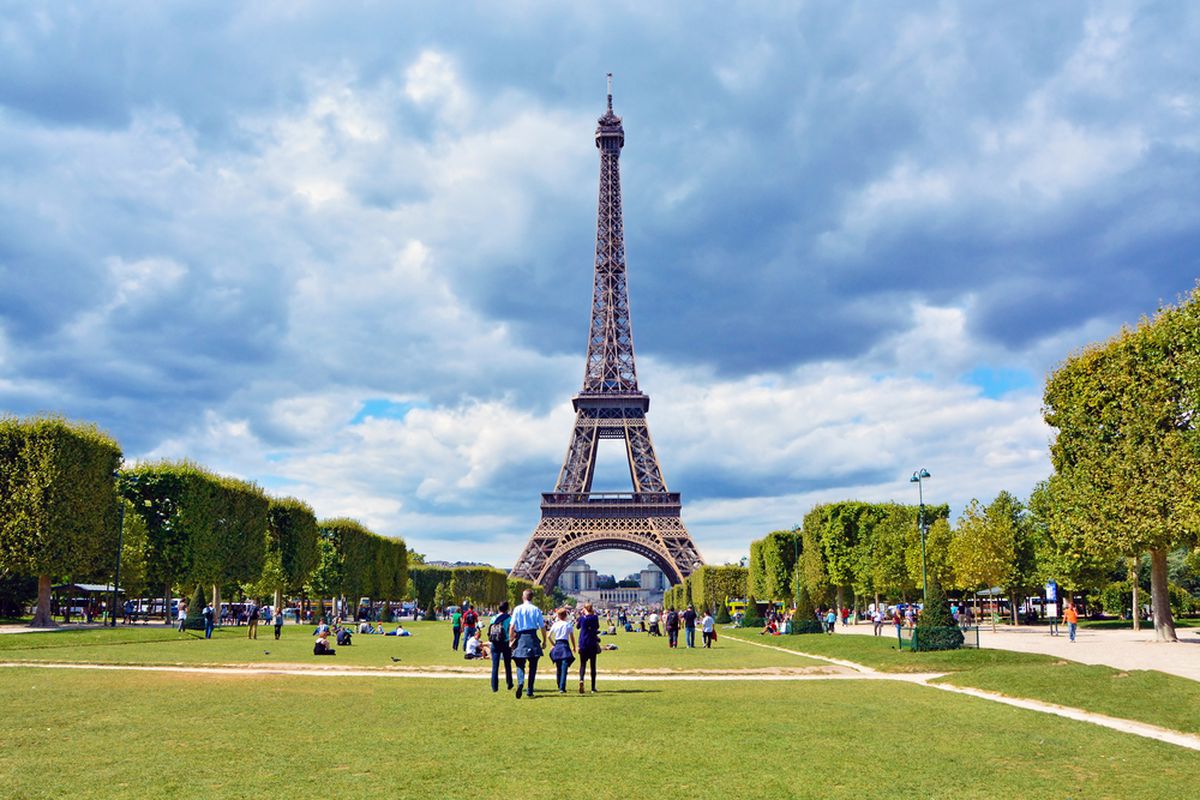 Menyaksikan Menara Eiffel dari Champ de Mars 