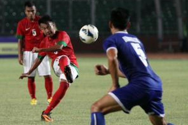 Pemain Indonesia Muhammad Hargianto (tengah) mencetak gol pertama bagi Indonesia ke gawang Filipina dalam pertandingan Piala AFC U-19 di Stadion Utama Gelora Bung Karno, Jakarta, Kamis (10/10/2013). Timnas Indonesia bersama Korea Selatan, Laos dan Filipina tergabung dalam Grup G babak penyisihan Piala AFC U-19 yang diselenggarakan di Indonesia.