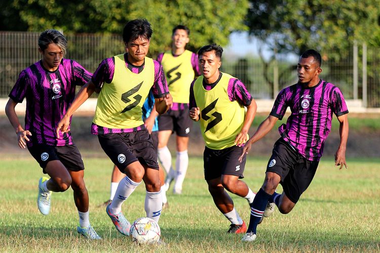 Pemain Arema FC Jayus Hariono membawa bola saat latihan terakhir jelang kick off Liga 1 2023-2024 di lapangan luar Stadion Kanjuruhan Kepanjen, Kabupaten Malang, Kamis (29/6/2023) sore.