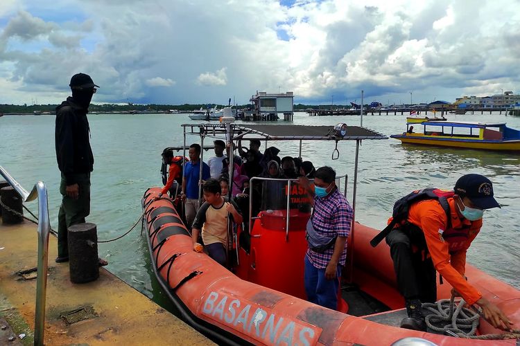 Basarnas Tanjungpinang mengevakuasi wisatawan ke pelabuhan, Jumat (6/5/2022).