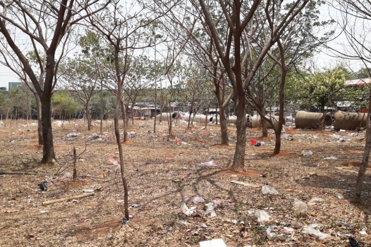 Sampah berserakan di area Hutan Kota Danau Cincin dekat TPS Danau Cincin, Jakarta Utara, Selasa (9/10/2018).
