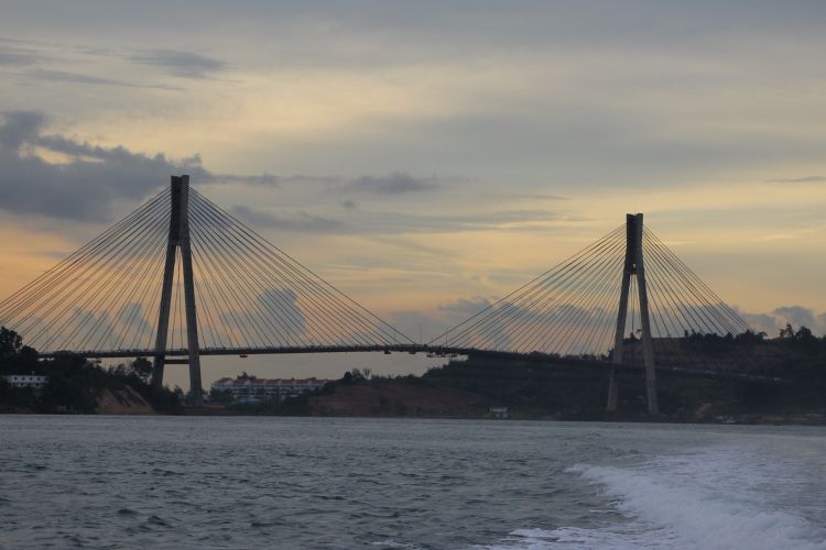 Jembatan Barelang merupakan salah satu ikon Kota Batam, Kepulauan Riau. Tidak sedikit wisman yang berkunjung ke Batam, pasti selalu menyempatkan diri ke jembatan tersebut.