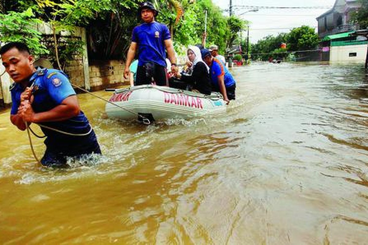 Petugas pemadam kebakaran mengevakuasi korban banjir di Perumahan Ciledug Indah I, Tangerang, Banten, Rabu (4/4). Selain merendam kawasan permukiman, banjir akibat meluapnya Kali Angke tersebut juga memutus ruas Jalan KH Hasyim Ashari yang menghubungkan Ciledug dan Kota Tangerang.