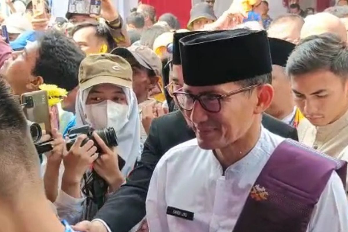Menparekraf Sandiaga Uno saat mengikuti Lebaran Betawi 2023 di Monas, Jakarta Pusat, Minggu (21/5/2023).