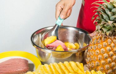 Ilustrasi mengempukkan daging menggunakan nanas. 