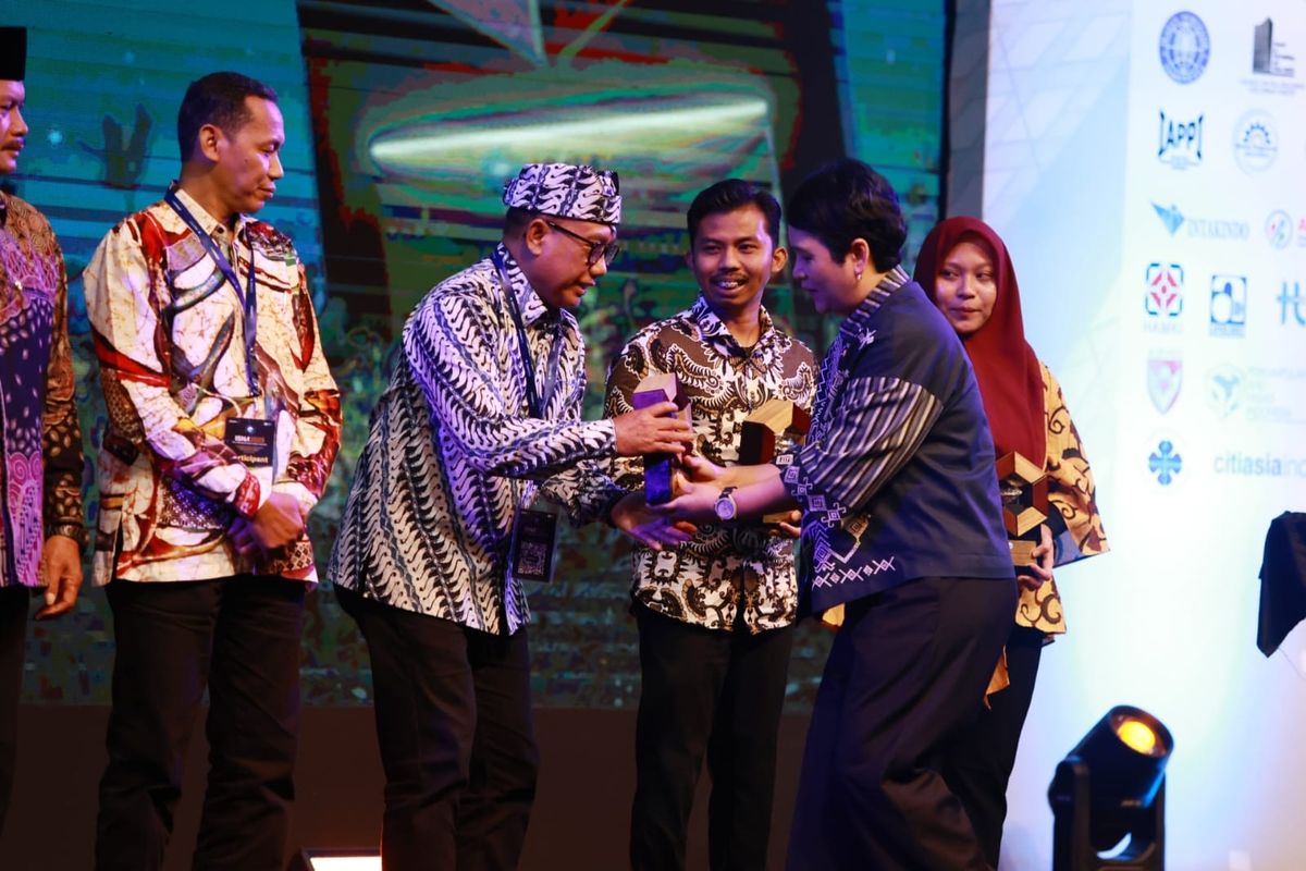 Kabupaten Banyuwangi meraih penghargaan Indonesia Smart Nation Award (ISNA) 2025 sebagai Kabupaten Terbaik I Kategori Best Smart Branding Innovation. Penghargaan tersebut diserahkan oleh Direktur Jenderal (Dirjen) Teknologi Pemerintahan Digital Kementerian Komunikasi dan Digital (Kemenkomdigi) Myra Tayyiba kepada Wakil Bupati Banyuwangi Mujiono di Jakarta, Sabtu (8/11/2025) malam.