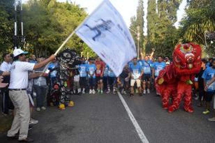 Wagub Bali Ketut Sudikerta saat membuka Run to Give 2015 di Nusa Dua, Minggu (11/10/2015).