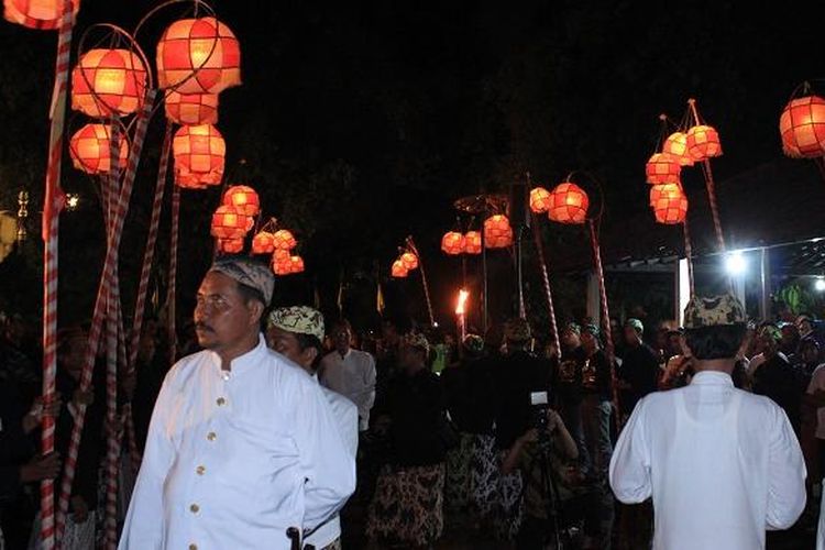 Tradisi Panjang Jimat yang merupakan bentuk budaya berbasis religi di Cirebon. 