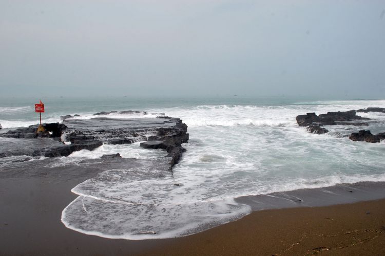Pantai Karang Hawu, Cisolok, Sukabumi, Jawa Barat, Selasa (13/6/2017)