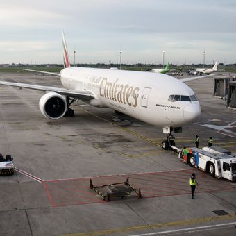 Pesawat Boeing 777 yang dioperasikan maskapai penerbangan Emirates parkir di Terminal 3 Bandara Internasional Soekarno-Hatta, Tangerang 