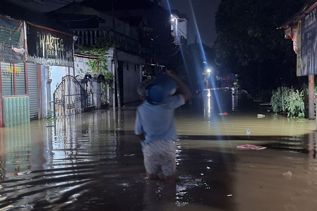 Lampu di Perumahan Duren Jaya Mati 3 Hari akibat Banjir, Warga: Sangat Sengsara