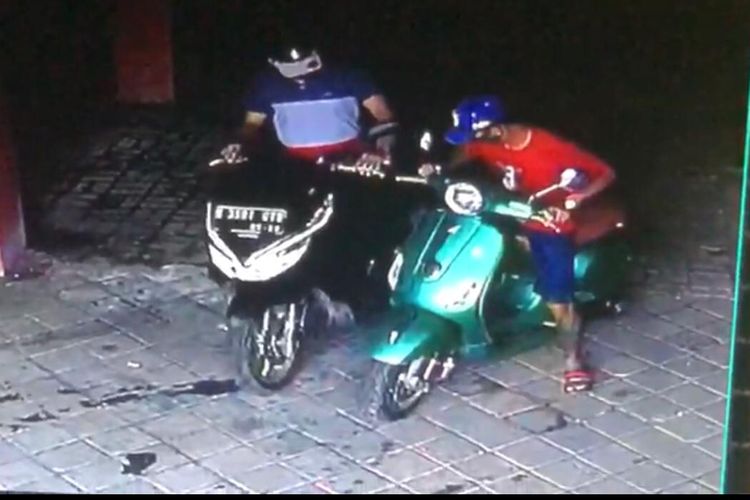 Aksi pencurian motor di sebuah rumah kontrakan di kawasan Lagoa, Koja, Tanjung Priok Jakarta Utara terekam CCTV.