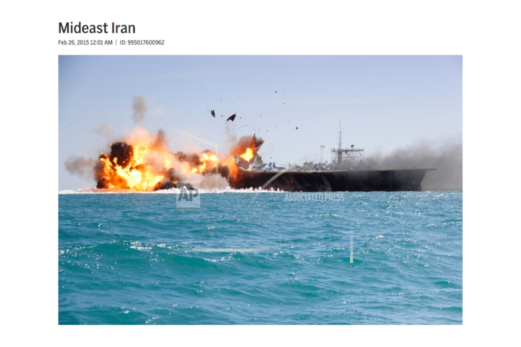 Foto replika kapal perang AS dihancurkan Garda Revolusi Iran pada 25 Februari 2015 dari arsip Associated Press.